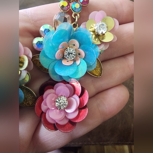 Unique flower post earrings - Picture 3 of 5